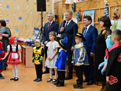 Глава Башкирии посетил новогодний утренник лицеистов села Месягутово