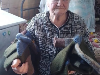 Пожилая женщина в Башкирии вяжет теплые вещи для бойцов СВО