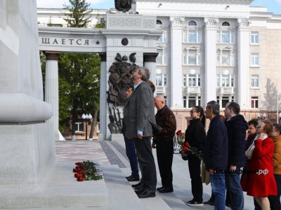 Участники клуба «Валдай» возложили цветы к памятнику генералу Шаймуратову в Уфе