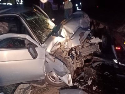 В Башкирии водители грузовика и «ВАЗ-2112» пострадали в лобовом столкновении