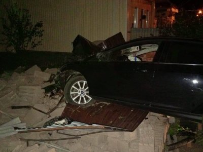 В Башкирии водитель за рулем Ford Focus протаранил забор частного дома: пострадали два человека