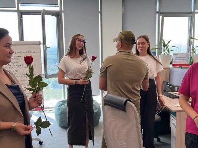Боец СВО «Туман» подарил сотрудницам ЦУР Башкирии розы