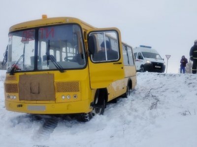 В Башкирии школьный автобус с детьми съехал в кювет