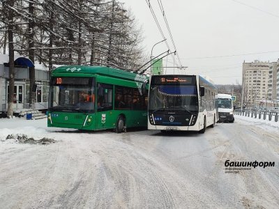 В Уфе столкнулись два автобуса и троллейбус