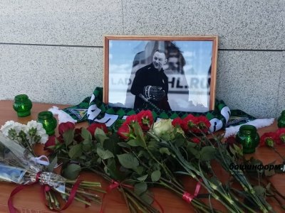 В Уфе любители хоккея несут цветы и свечи в память о Константине Кольцове