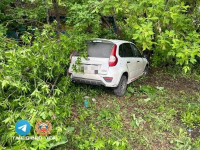 В Уфе водитель отечественного автомобиля не справился с управлением и врезался в дерево