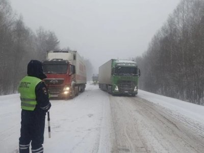 На границе с Башкирией из-за обильных снегопадов временно ограничено движение на федеральной трассе