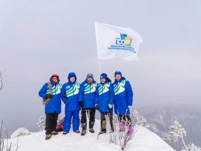 На пике Уфа горы Айгир альпинисты установили флаг к 100-летию министерства спорта Башкирии