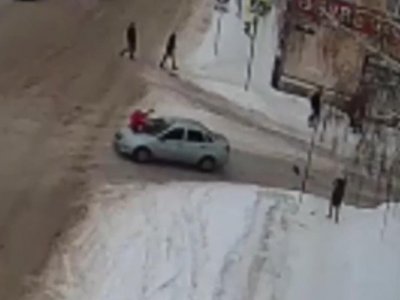 В Башкирии женщина, переходя дорогу на красный сигнал светофора, попала под колеса машины