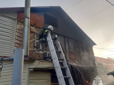 В утреннем пожаре в Уфе сгорел гараж с двумя автомобилями