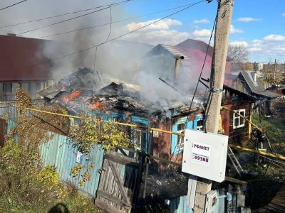 В Уфе сгорел дом с пристроем и частично повредилась соседняя постройка