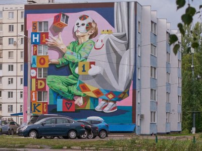 Уличные художники украсили пятиэтажку в башкирском Благовещенске красочным панно