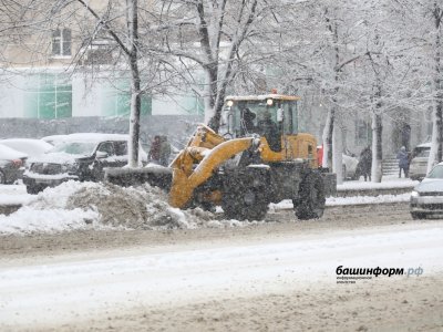 Дороги в Башкирии расчищают от снега более 400 единиц техники