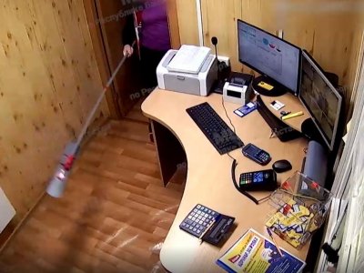Швабра против пистолета: в Башкирии на видео попал очередной грабитель-неудачник