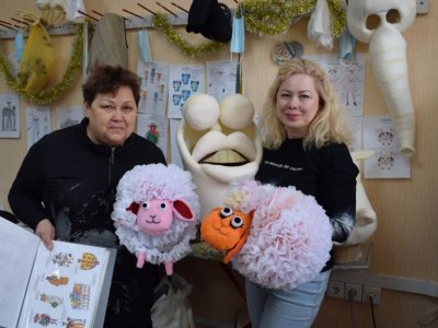 Над оформлением нового мюзикла Башкирского театра кукол работают две художницы - мама и дочь