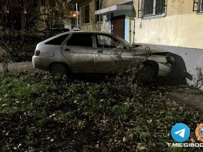 В Уфе пьяная женщина за рулем «ВАЗ-2112» перепутала педали и врезалась в жилой дом