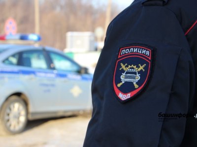 Житель Башкирии положил 30 тысяч рублей в карман куртки инспектора ДПС