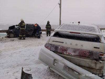 В Башкирии на скользкой дороге столкнулись две вазовские машины