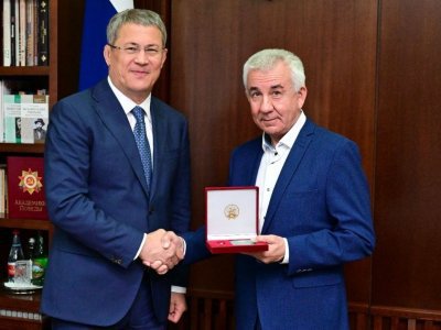 Глава Башкирии вручил награду добровольцу полка «Башкортостан»