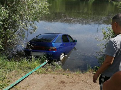 В Башкирии припаркованный автомобиль съехал в реку