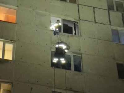 В Уфе спасённый мужчина вновь повис в окне многоэтажного дома