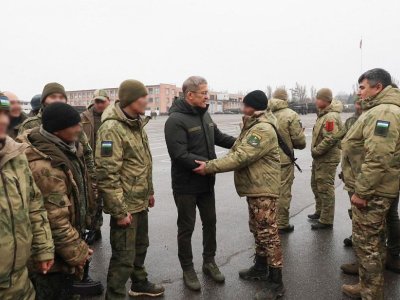 Глава Башкирии в зоне СВО передал подарки из дома бойцам башкирских батальонов  и мобилизованным