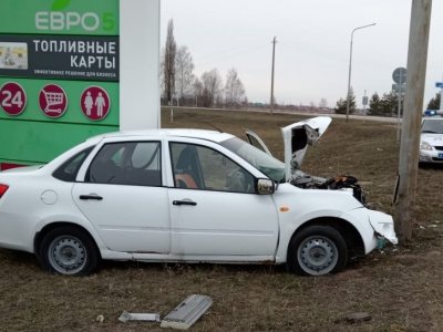 В Башкирии водитель за рулем «Лады Гранты» врезался в рекламный щит