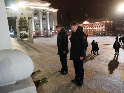 Максим Решетников и Радий Хабиров возложили цветы к памятнику Минигали Шаймуратову