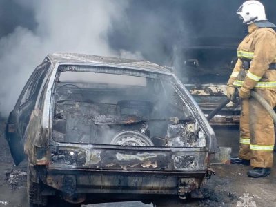 В Уфе во время пожара сгорели три автомобиля