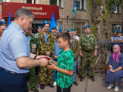 В Туймазинском районе сыну погибшего в зоне СВО десантника передали награду отца