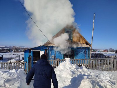 В Башкирии соседи вытащили из горящего дома мужчину: пострадавший скончался