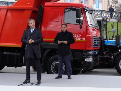Радий Хабиров и премьер-министр Беларуси приняли участие в передаче новой техники и троллейбусов