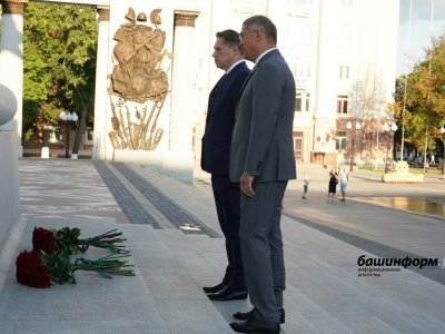 Михаил Мурашко и Радий Хабиров возложили цветы к памятнику Минигали Шаймуратову