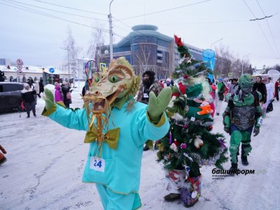 В Уфе прошел парад новогодних карнавальных костюмов