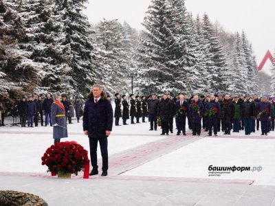 Глава Башкирии принял участие в церемонии возложения цветов в уфимском парке Победы