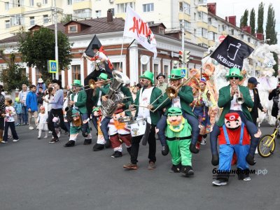 Второй день фестиваля «Айда Фест» начался с шествия в центре Уфы