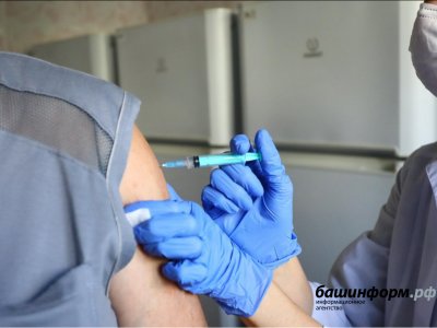 Если надо - уколюсь: в Башкирии врачи, учителя, соцработники, полицейские сделали прививку