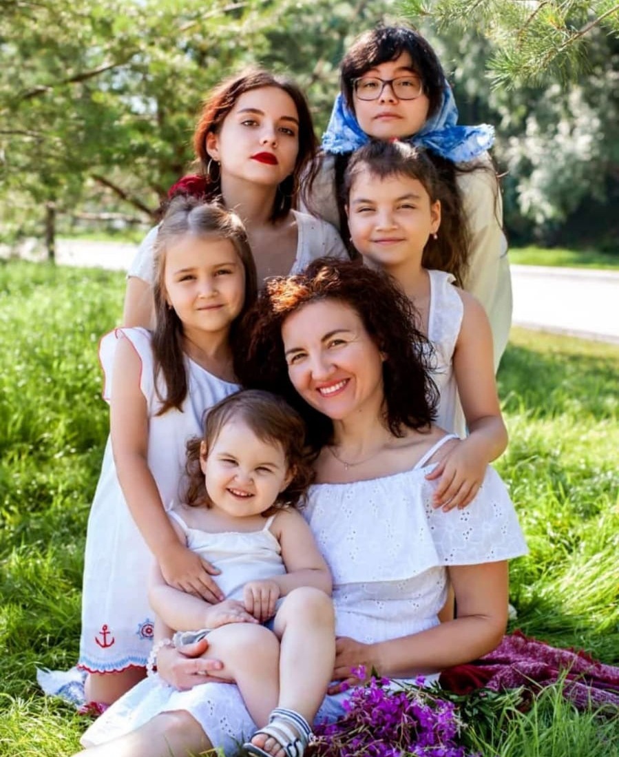 В семье пятеро дочерей. Мама в кругу семьи. Семья с 5 дочерьми. Счастливая мать пятерых дочерей. Фотография семьи отец и пять дочерей фото.